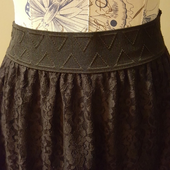 Black Lace Lola - Picture 2 of 2